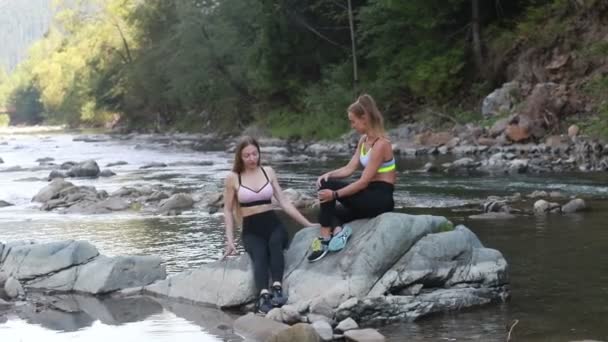 Две Подруги Юные Леди Улыбающиеся Взволнованные После Тяжелого Тренировочного Дня — стоковое видео