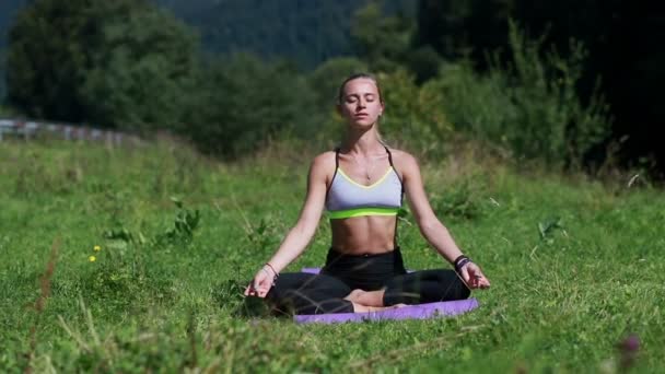 Femeia Care Stă Covorul Fitness Într Pădure Care Practică Yoga — Videoclip de stoc