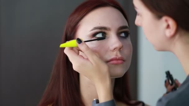 漂亮的时尚 化妆艺术家的作品非常接近 化妆师在模特的眼睛上涂上化妆品 — 图库视频影像
