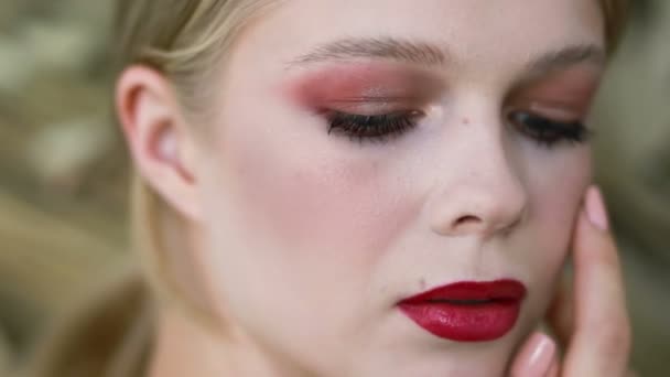 Großaufnahme Von Mädchenaugen Mit Sauberer Glatter Haut Roten Lippen Mädchengesicht — Stockvideo