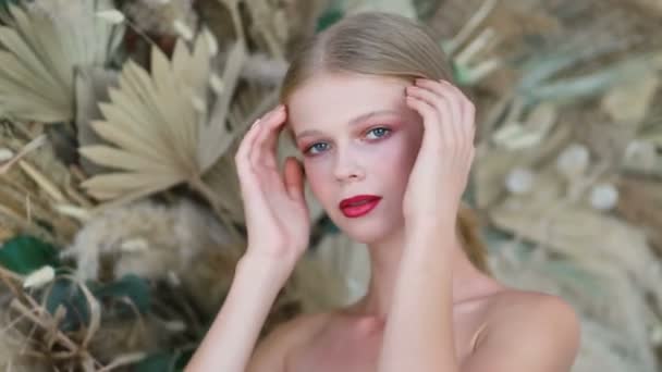 Großaufnahme Von Mädchenaugen Mit Sauberer Glatter Haut Roten Lippen Mädchengesicht — Stockvideo