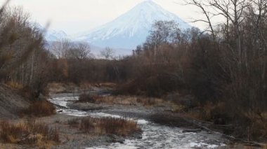 Kamçatka Yarımadası yaz manzarası - güneşli havalarda manzaralı sert dağ nehri manzarası. Dağ Sırası Vachkazhets, Kamçatka Bölgesi, Rusya Uzak Doğu, Avrasya.