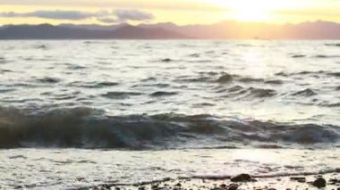 Okyanus Dalgaları Dusk 'taki Hayal kırıklığı Deniz fenerine çarpıyor.