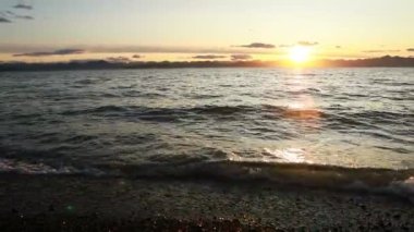 Okyanus Dalgaları Dusk 'taki Hayal kırıklığı Deniz fenerine çarpıyor.