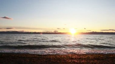 Okyanus Dalgaları Dusk 'taki Hayal kırıklığı Deniz fenerine çarpıyor.