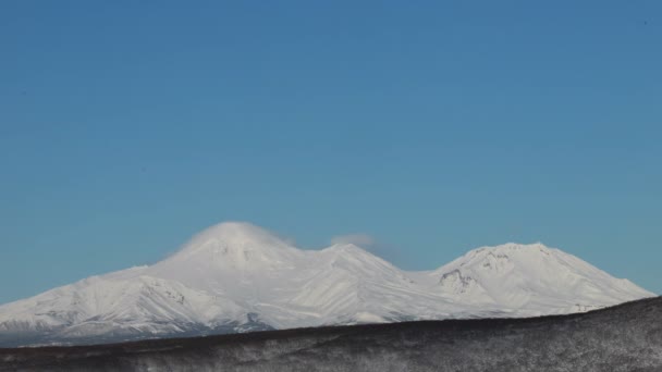 堪察加半岛时差 彼得罗巴甫洛夫斯克 堪察加斯基城的顶部景观 背景是美丽的云彩飘过天空和科里亚克火山 科里亚克斯基火山 俄罗斯远东堪察加半岛 — 图库视频影像