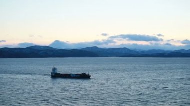 Petropavlovsk Kamchatskiy limanındaki ya da rıhtımdaki gemi ve gemilerin yukarıdan görünüşü. Kamçatka.