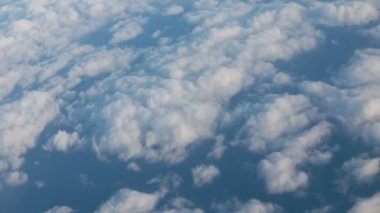 Uçak uçuşu. Gün batımı gökyüzü ile bulutların üzerinde uçan bir uçağın kanadı. Uçağın penceresinden bak. Uçak, uçak. Hava yoluyla seyahat etmek. 4K UHD video