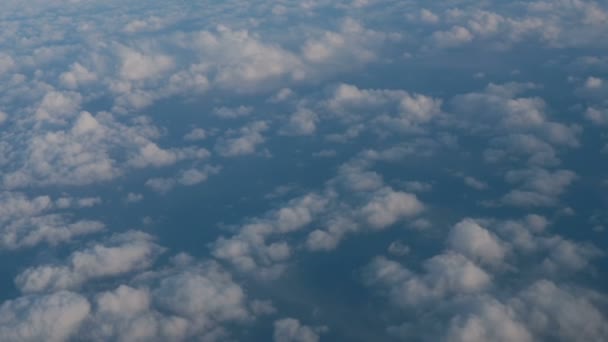 Flygplansflygning Vingar Ett Flygplan Som Flyger Ovanför Molnen Med Solnedgång — Stockvideo