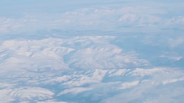 飞机飞行 一架带着日落的天空在云层上飞行的飞机的翼 从飞机的窗户望去 坐飞机旅行 白雪覆盖的高山 Uhd视频 — 图库视频影像