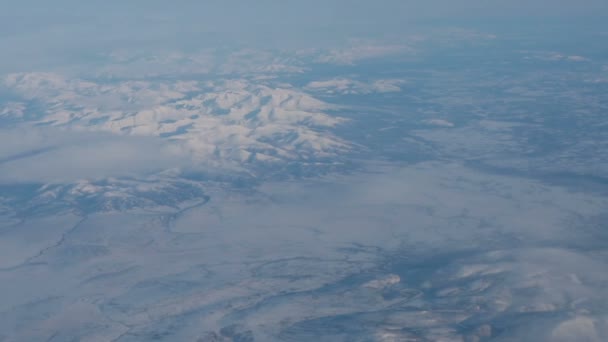 飞机飞行 一架带着日落的天空在云层上飞行的飞机的翼 从飞机的窗户望去 坐飞机旅行 白雪覆盖的高山 Uhd视频 — 图库视频影像