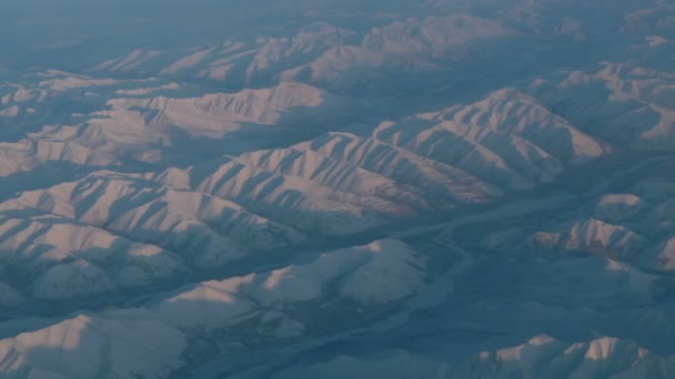 Repülés Egy Repülőgép Szárnya Repül Felhők Felett Naplemente Égbolttal Kilátás — Stock videók