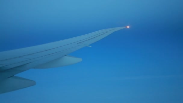 Πτήση Αεροπλάνου Πτέρυγα Αεροπλάνου Που Πετά Πάνω Από Σύννεφα Τον — Αρχείο Βίντεο