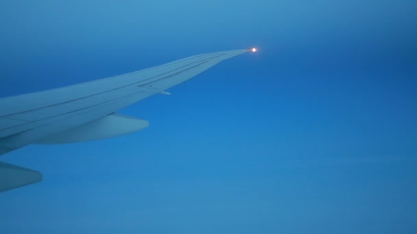 Політ Літака Крило Літака Летить Над Хмарами Небом Заходу Сонця — стокове відео
