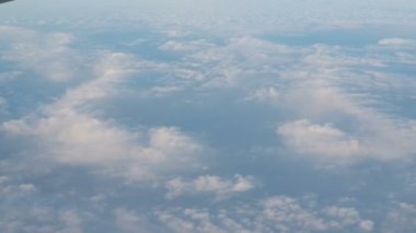 Uçak uçuşu. Gün batımı gökyüzü ile bulutların üzerinde uçan bir uçağın kanadı. Uçağın penceresinden bak. Uçak, uçak. Hava yoluyla seyahat etmek. 4K UHD video