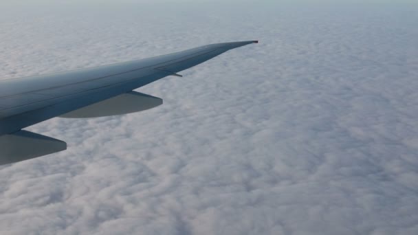 Lot Samolotem Skrzydło Samolotu Lecącego Nad Chmurami Zachodem Słońca Widok — Wideo stockowe