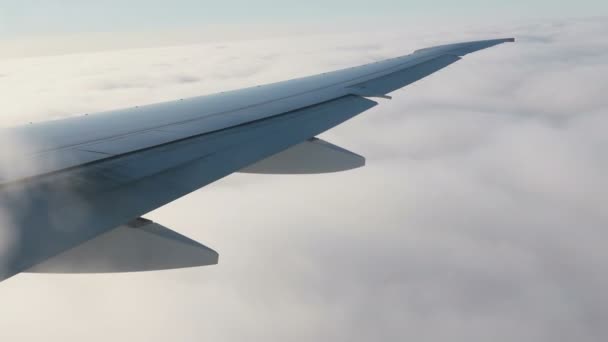 飞机飞行 一架带着日落的天空在云层上飞行的飞机的翼 从飞机的窗户望去 坐飞机旅行 Uhd视频 — 图库视频影像