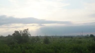 Hareket halindeki bir trenin yolcu görüntüsü. Zaman geçirmeyi hayal ediyorum. Trenin penceresinden hızlandırılmış video.