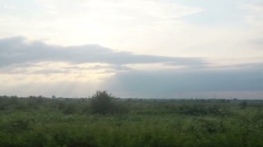 Hareket halindeki bir trenin yolcu görüntüsü. Zaman geçirmeyi hayal ediyorum. Trenin penceresinden hızlandırılmış video.