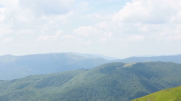 Panoramisch Uitzicht Bergen Zonnestralen Frisse Lucht Naaldbos Dennenbos Seizoensreizen Zomerbergen — Stockvideo