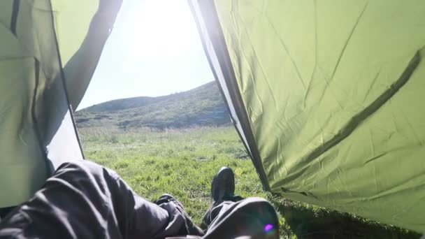 Homem Relaxa Dentro Sua Tenda Cruza Suas Pernas Perspectiva Pés — Vídeo de Stock