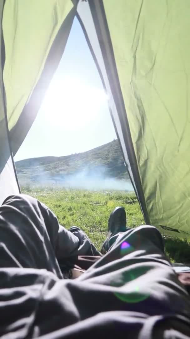 Man Ontspant Zijn Tent Kruist Zijn Benen Perspectief Van Voeten — Stockvideo