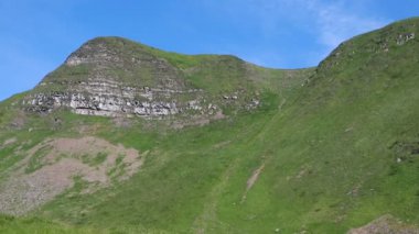 Dağların panoramik manzarası. Güneş ışınları, temiz hava, kozalaklı orman. Çam ormanı, mevsim yolculuğu, yaz dağları, yeşil ormanlar.