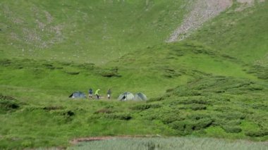 Dağların panoramik manzarası. Güneş ışınları, temiz hava, kozalaklı orman. Çam ormanı, mevsim yolculuğu, yaz dağları, yeşil ormanlar.