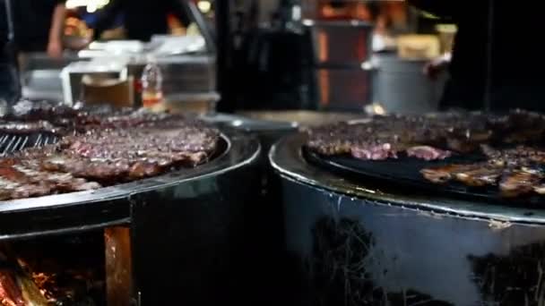 Estante Jugoso Costillas Cocinando Una Parrilla Barbacoa Una Tarde Verano — Vídeo de stock