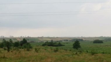 Hareket halindeki bir trenin yolcu görüntüsü. Zaman geçirmeyi hayal ediyorum. Trenin penceresinden hızlandırılmış video.