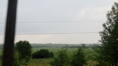 Hareket halindeki bir trenin yolcu görüntüsü. Zaman geçirmeyi hayal ediyorum. Trenin penceresinden hızlandırılmış video.