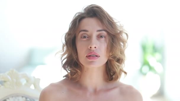Koncepcja Pielęgnacji Skóry Zbliżenie Portret Pięknej Twarzy Kobiety Jasnymi Oczami — Wideo stockowe