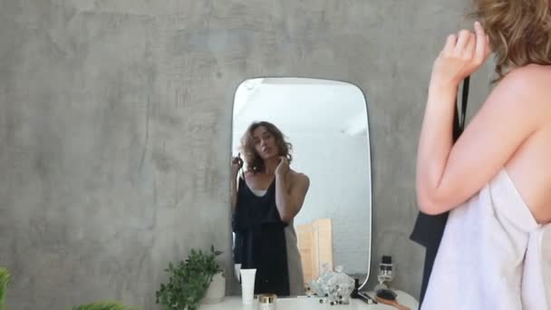 Retrato Menina Elegante Vestido Preto Posando Frente Espelho Enquanto Sai — Vídeo de Stock