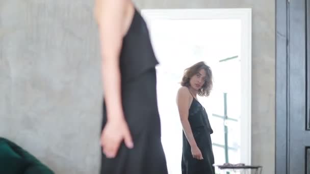 Retrato Menina Elegante Vestido Preto Posando Frente Espelho Enquanto Sai — Vídeo de Stock