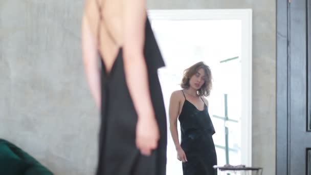 Retrato Chica Elegante Vestido Negro Posando Frente Espejo Mientras Salía — Vídeo de stock