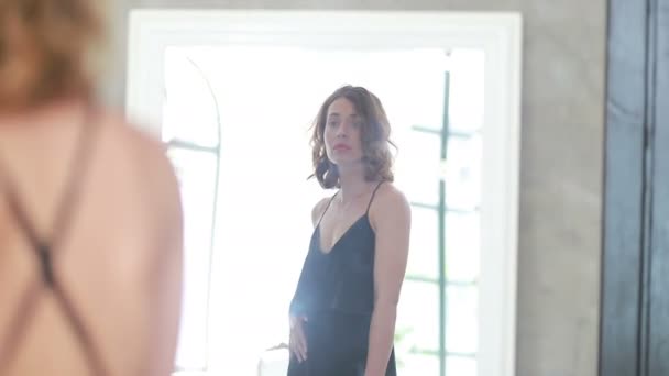 Retrato Menina Elegante Vestido Preto Posando Frente Espelho Enquanto Sai — Vídeo de Stock