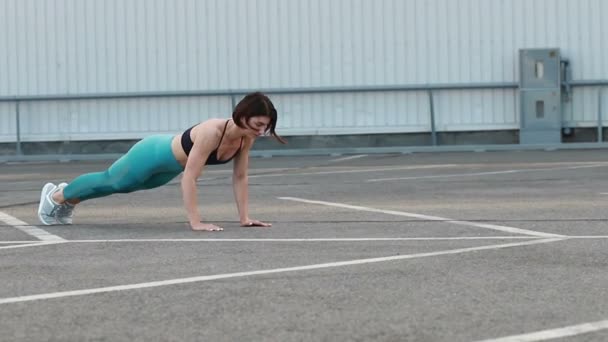 Sport Fitness Gezonde Levensstijl Concept Fitness Meisje Push Ups Straat — Stockvideo