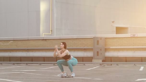 健身和健康的生活方式概念 健康的年轻女子慢动作地蹲在室外 日落时用弹性带进行体育运动和训练 — 图库视频影像