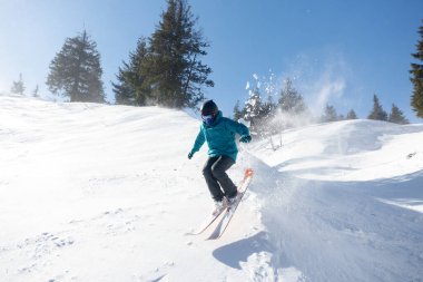 kış, eğlence, spor ve insan konsepti - dağlarda kayakçı, hazır pist ve güneşli gün. Mutlu Kayakçı. Sıra dışı spor.