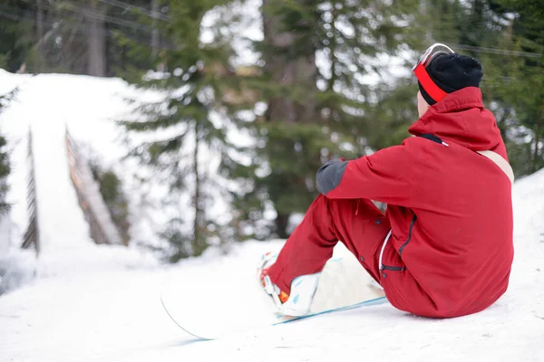 Invierno Ocio Deporte Gente Concepto Snowboarder Sienta Alto Las Montañas —  Fotos de Stock