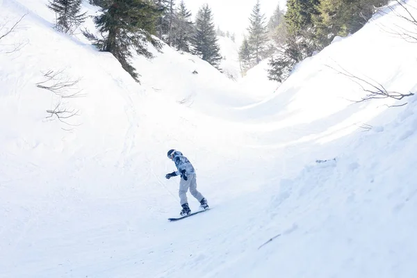 Zima Volný Čas Sport Lidé Koncept Aktivní Snowboardista Skákání Horách — Stock fotografie