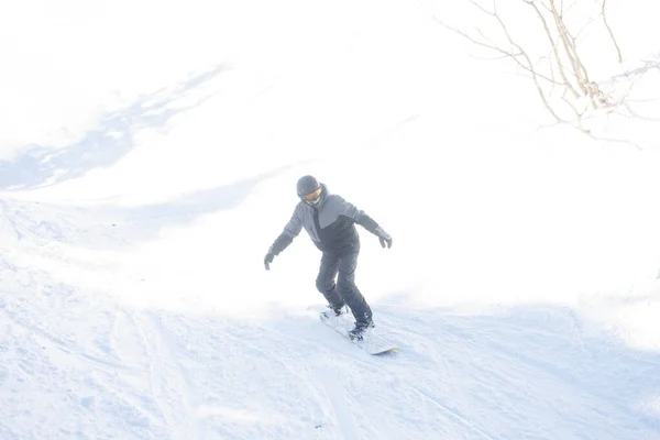 Zima Volný Čas Sport Lidé Koncept Aktivní Snowboardista Skákání Horách — Stock fotografie