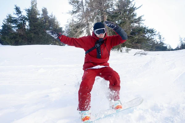 Invierno Ocio Deporte Gente Concepto Snowboarder Activa Saltando Las Montañas —  Fotos de Stock