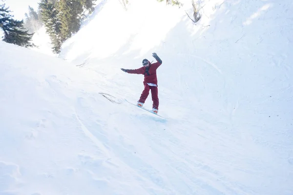 Zima Volný Čas Sport Lidé Koncept Aktivní Snowboardista Skákání Horách — Stock fotografie