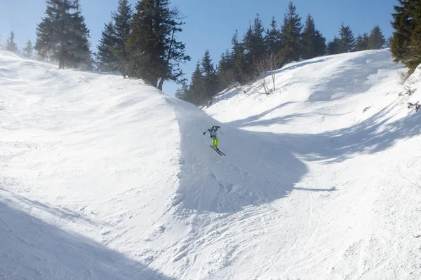 Invierno Ocio Deporte Concepto Personas Esquiador Las Montañas Pista Preparada — Foto de Stock