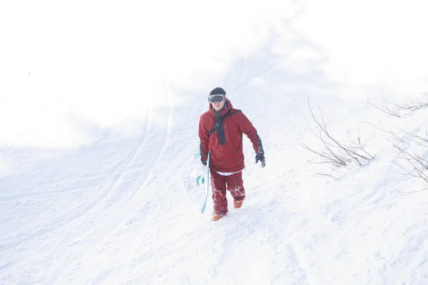 Zima Volný Čas Sport Lidé Koncept Snowboarder Stojí Sjezdovce Drží — Stock fotografie