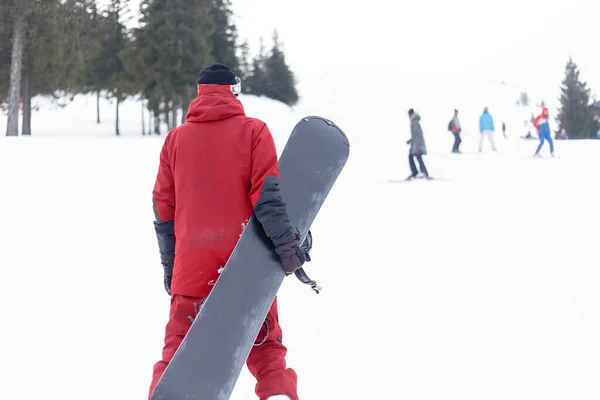 Zima Volný Čas Sport Lidé Koncept Snowboardista Helmě Stojí Samém — Stock fotografie