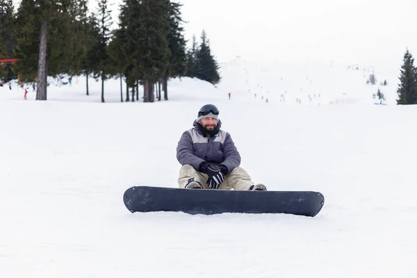 Zima Volný Čas Sport Lidé Koncept Snowboardista Sedí Vrcholu Hory — Stock fotografie