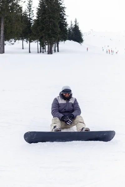 Zima Volný Čas Sport Lidé Koncept Snowboardista Sedí Vrcholu Hory — Stock fotografie