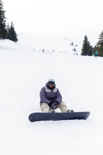 Zima Volný Čas Sport Lidé Koncept Snowboardista Sedí Vrcholu Hory — Stock fotografie